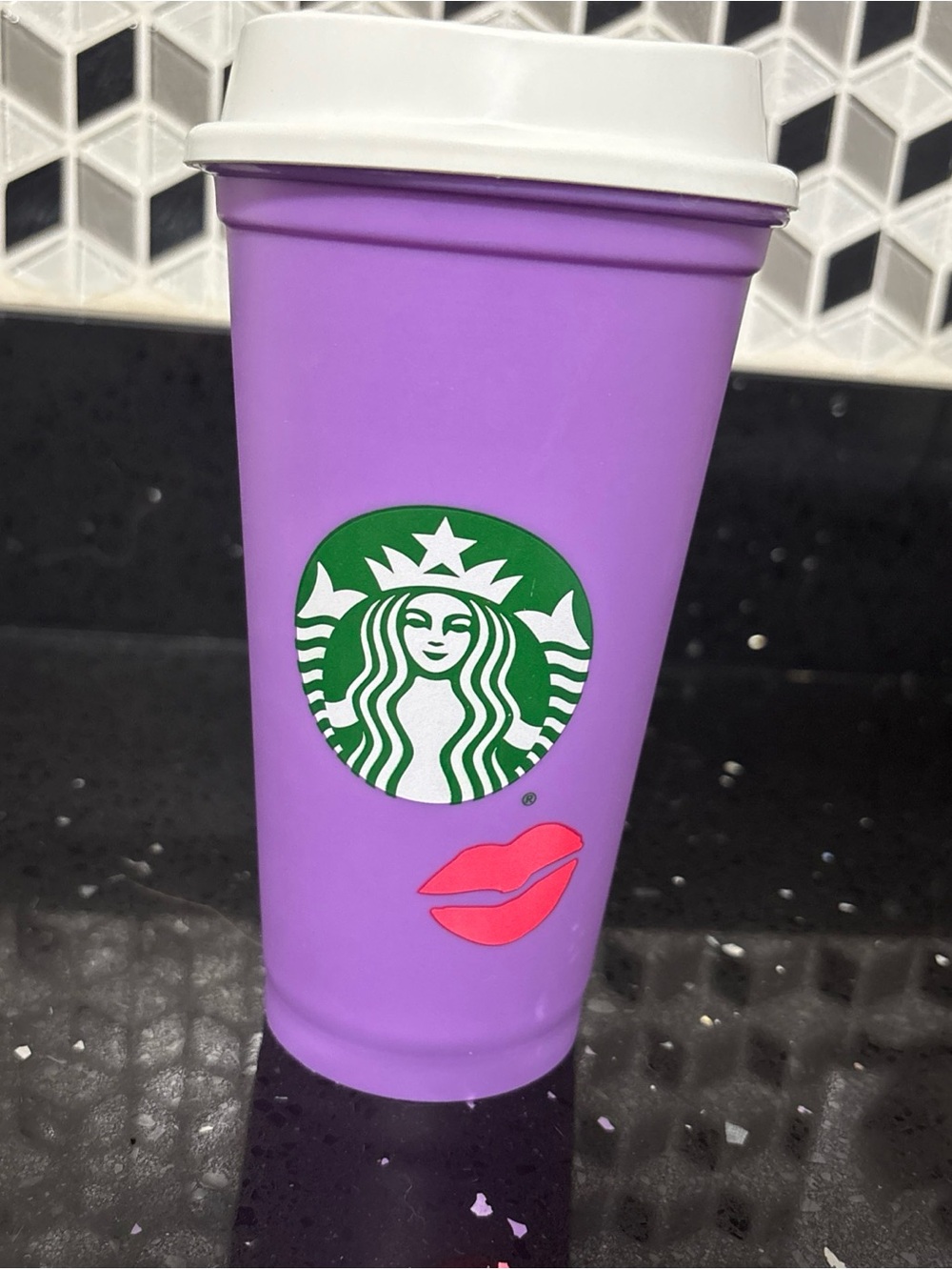 Cup with Starbucks Logo lips hot cold color changing